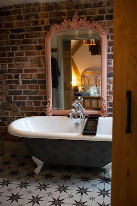 The Cart House - Beautiful Contemporary Barn - Hot Tub Leilighet Bridgnorth Eksteriør bilde
