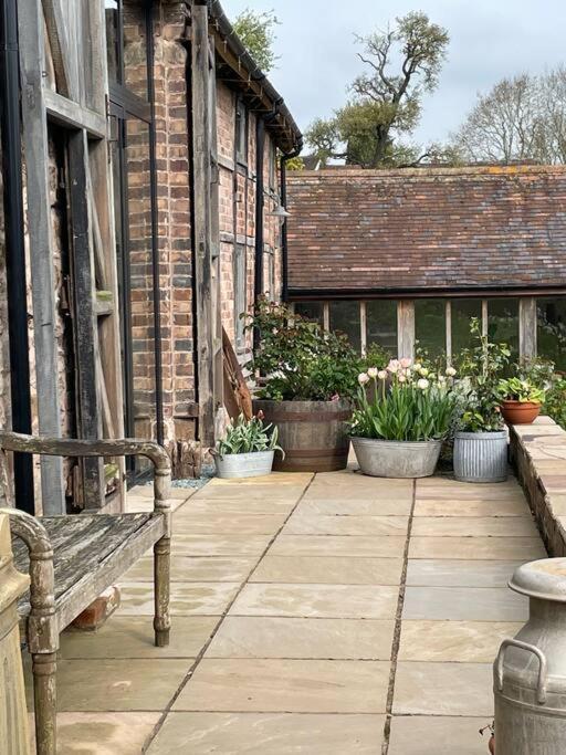 The Cart House - Beautiful Contemporary Barn - Hot Tub Leilighet Bridgnorth Eksteriør bilde